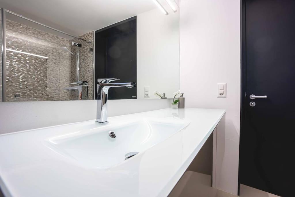 Stylish Home With Matterhorn View In The Center Церматт Екстер'єр фото